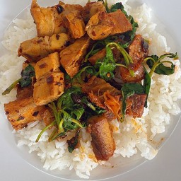 กะเพราหมูกรอบ