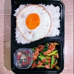ผัดพริกแกงหมูชิ้นไข่ดาว(ราดข้าว)