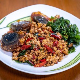 กระเพราหมูสับไข่เยี่ยวม้า(ราดข้าว)