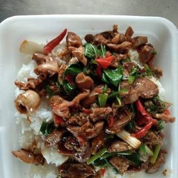 ผัดกะเพราเครื่องในไก่