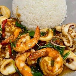 กระเพราทะเลราดข้าว