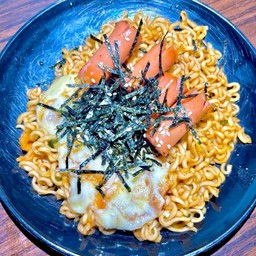 มาม่าเผ็ดไข่ดาวไส้กรอก