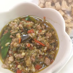 น้ำพริกผัดหมูเคียงกากหมูเจียว