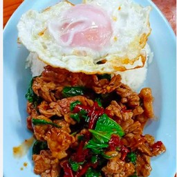 กระเพราเนื้อชิ้นราดข้าว