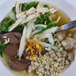 ก๋วยจั๊บน้ำใส ธรรมดา (เลือดกับหมูยอมีให้อยู่แล้วค่ะ)
