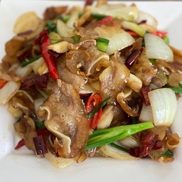 ผัดหูหมูเสฉวน 爆炒猪耳