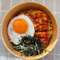 มาม่าเผ็ดไข่ดาวไก่ทอด