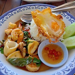 ข้าวกะเพราทะเล กุ้ง+หมึก