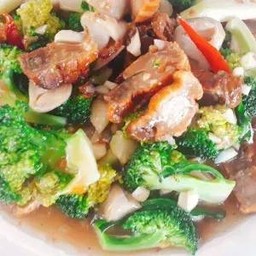 บล็อคโคลี่ผัดหมูกรอบ