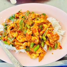 ข้าวผัดพริกแกง