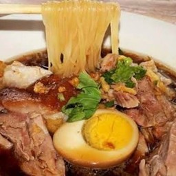 ก๋วยเตี๋ยวขาหมูตุ๋นน้ำข้น วุ้นเส้น