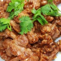 หมูชิ้นผัดกระเทียม [ เป็นกับข้าว ]