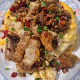 ข้าวหมูกรอบคั่วพริกเกลือราดไข่ขยี้โบะข้าว