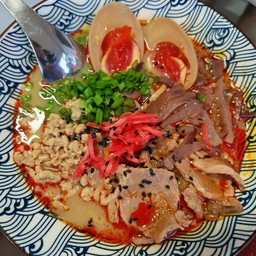 ทงคตสึ หมาล่า ราเมง หมูสไลด์