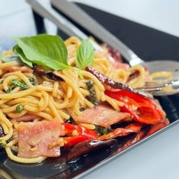 สปาเก็ตตี้ขี้เมาเบคอนแฮมผัดพริกแห้ง