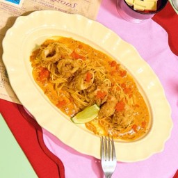 สปาเก็ตตี้แกงคั่วหมึกทอดกรอบ