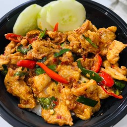 ผัดพริกแกงหมูชิ้น (ลูกค้าจะเปลี่ยนเนื้อสัตว์สามารถเลือกในช้อยเพิ่มเติมได้เลยนะคะ)