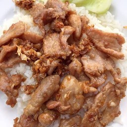 ข้าวหมูกระเทียม