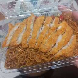 [อร่อยซ่ากับโค้ก] มาม่ากระเพราไก่ทอด +  โค้ก ออริจินอล (กระป๋อง)