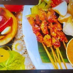 ไก่ย่างถั่วลิสงเสียบไม้ พร้อมข้าว