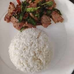 กะเพราหมูราดข้าว(หมูหมักอย่างนุ่ม)