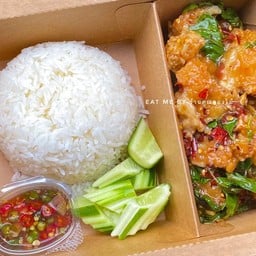 ข้าวกะเพราไก่ทอด [EM]