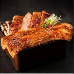 ข้าวหน้าไก่ย่างและหมูสามชั้นพรีเมี่ยม