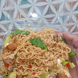 มาม่าผัดไข่หมูสับ