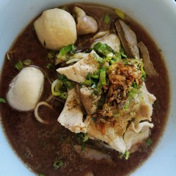 ก๋วยเตี๋ยวหมูรวมเครื่องในน้ำตก