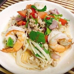 ยำกุ้งสดหมูสับ