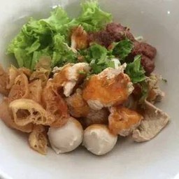 ก๋วยเตี๋ยวแห้งซอสพริกกะเหรี่ยง