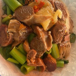 ก๋วยเตี๋ยวน้ำตกหมูตุ๋น