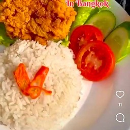 ไก่หมักทอดสูตรพิเศษ พร้อมน้ำจิ้มเผ็ด