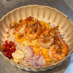 ข้าวไข่ขยี้กุ้งกระเทียม