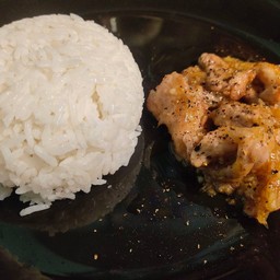 ข้าวราดหมูกระเทียมพริกไทยดำ