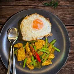 ผัดพริกแกงหมู ราดข้าว