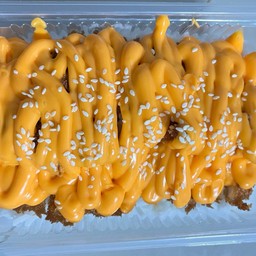 ข้าวหน้าไก่ทอดราดซอสชีสดิปป