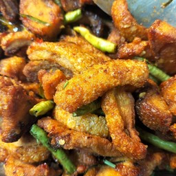 แคปหมูผัดพริกแกง