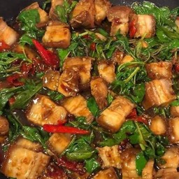 กะเพรา หมูกรอบ (หมูกรอบ 100g.)