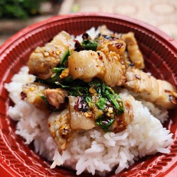 [อร่อยซ่ากับโค้ก] กระเพราพริกแห้งหมูสามชั้นราดข้าว +  โค้ก ออริจินัล (กระป๋อง) 