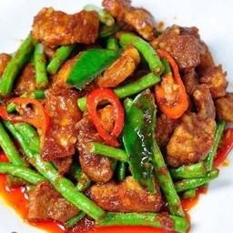 ผัดพริกแกงหมูถั่วฝักยาว