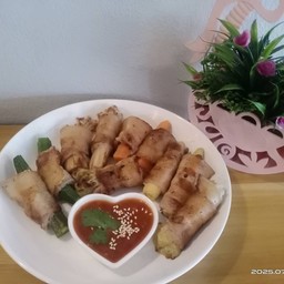 สามชั้นห่มผัก