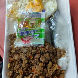 กะเพราหมูไข่ดาว