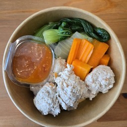 อกไก่ปั้นก้อน ผักลวก น้ำจิ้มสุกี้คลีน