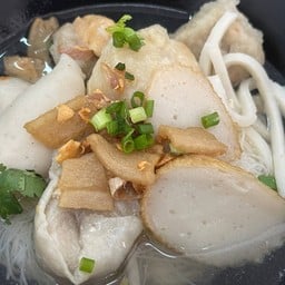 ก๋วยเตี๋ยวลูกชิ้นแคะ