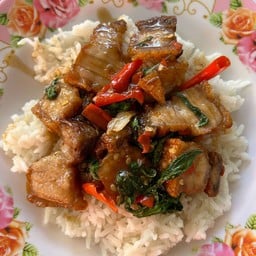 กระเพราหมูกรอบ