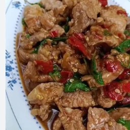 กะเพราหมูชิ้น [ เป็นกับข้าว ]