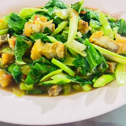 คะน้าหมูกรอบ
