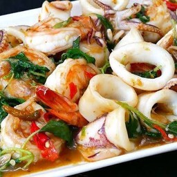 กระเพรา หมึก กุ้ง (กับข้าว)
