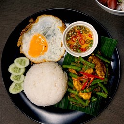 ผัดพริกแกงไก่ ราดข้าว